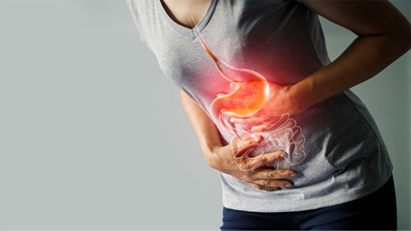 Đau dạ dày với các cơn đau âm ỉ khi dữ dội tại vùng thượng vị