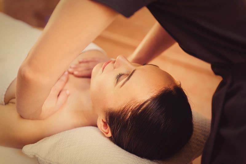 Bấm huyệt Trung Phủ kết hợp massage thư giãn