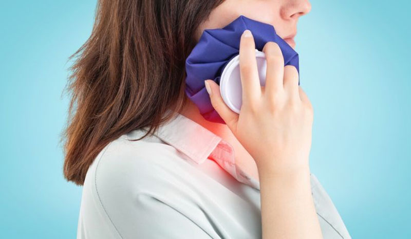 Massage giảm đau răng bằng đá mang lại hiệu quả tức thì