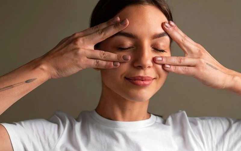 Tập yoga mắt - cách massage mắt cận hiệu quả