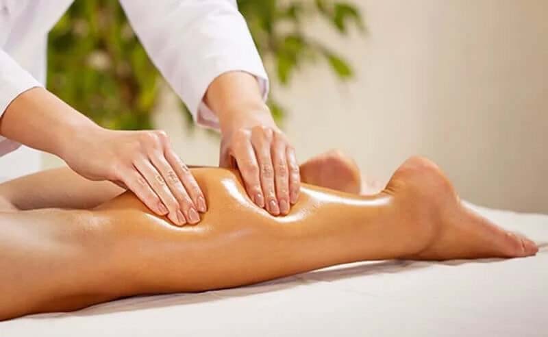 Massage bắp chân nhẹ nhàng để giãn cơ, giảm đau, tăng tuần hoàn máu cục bộ