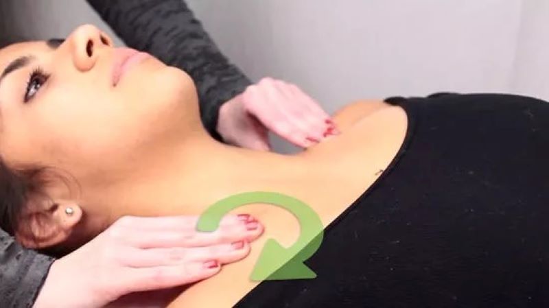 Cách massage cổ khi nằm ngửa