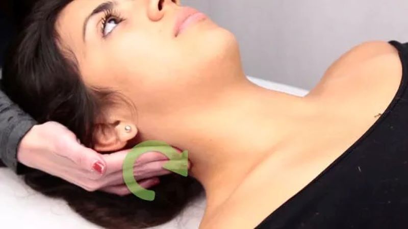 Cách massage cổ khi nằm ngửa