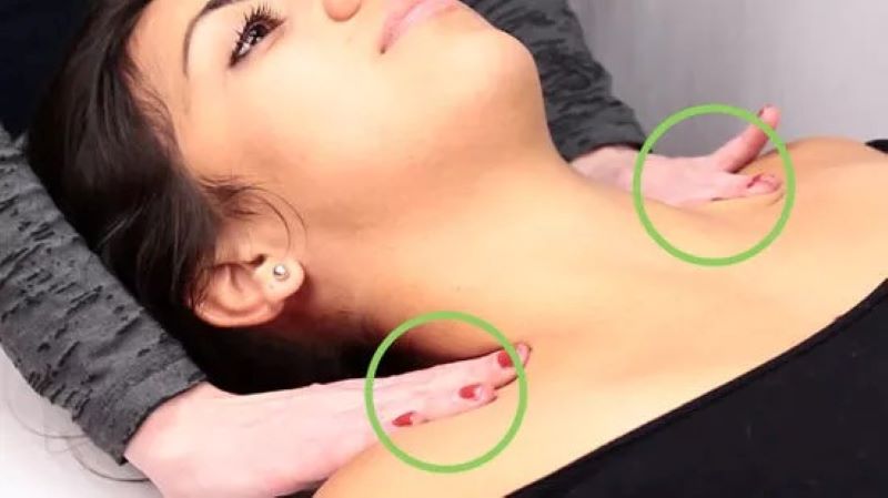 Cách massage cổ khi nằm ngửa