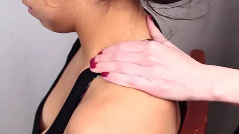 Cách massage cổ khi ngồi