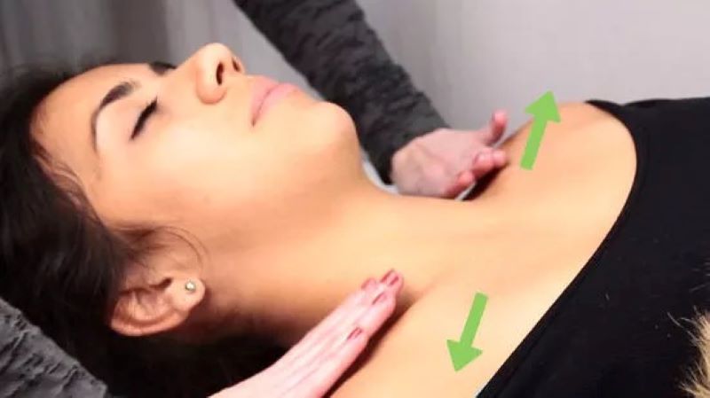 Cách massage cổ khi nằm ngửa