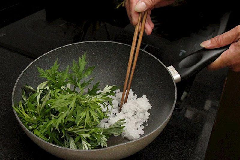 Làm ấm tử cung với bài thuốc ngải cứu