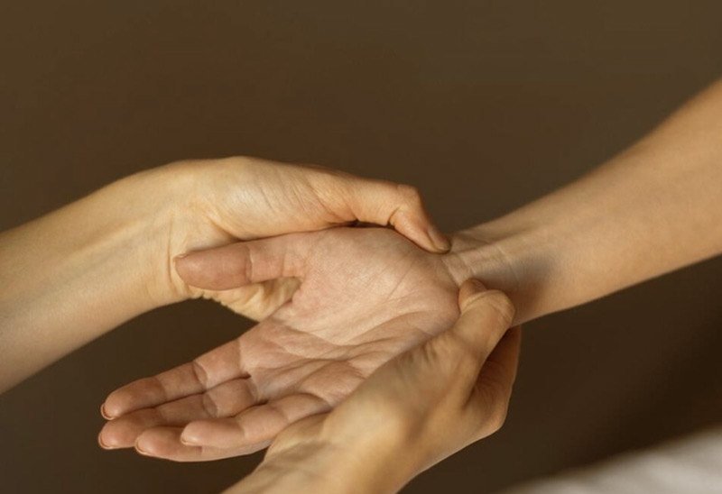 Bấm huyệt Thông Lý với các thao tác đơn giản