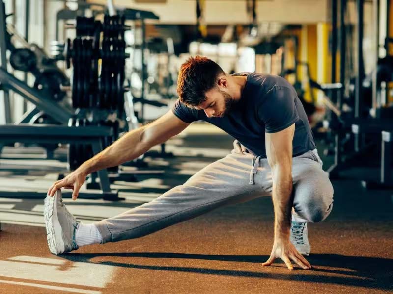 Luôn khởi động và giãn cơ đúng cách trước và sau khi tập luyện