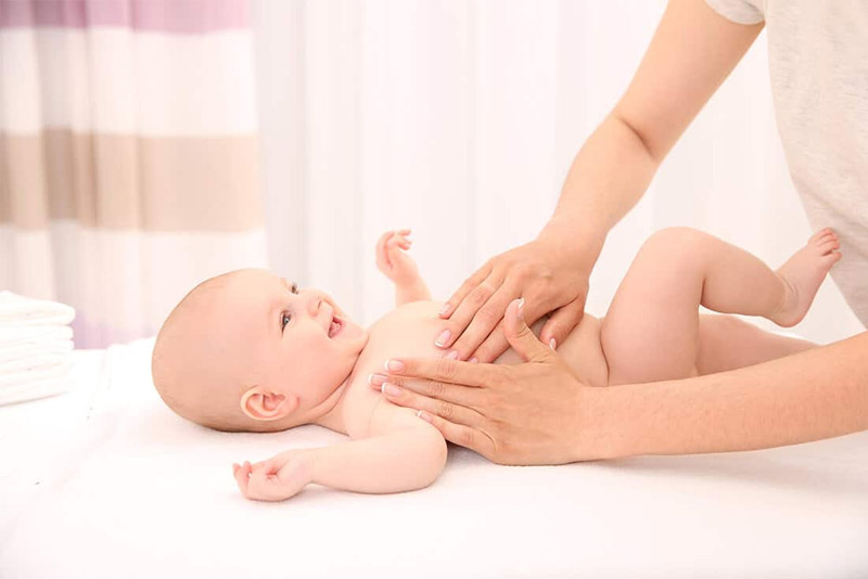 Massage bụng cho bé đầy hơi