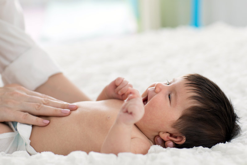 Cách massage bụng cho trẻ sơ sinh dễ đi ngoài