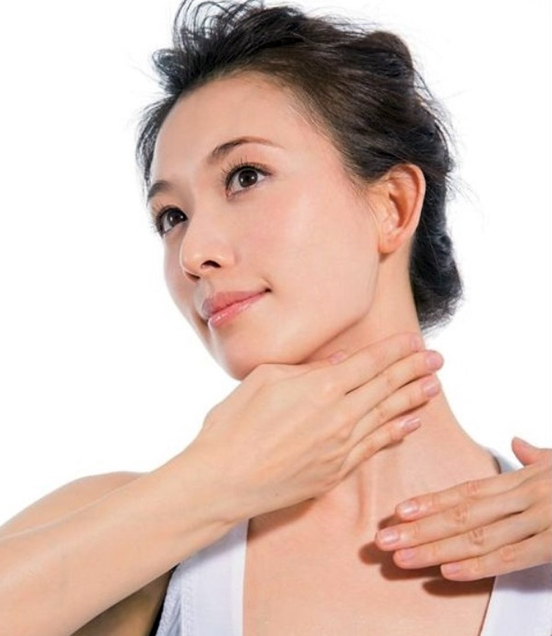 Cách massage khi rửa mặt đúng không thể bỏ qua vùng cổ