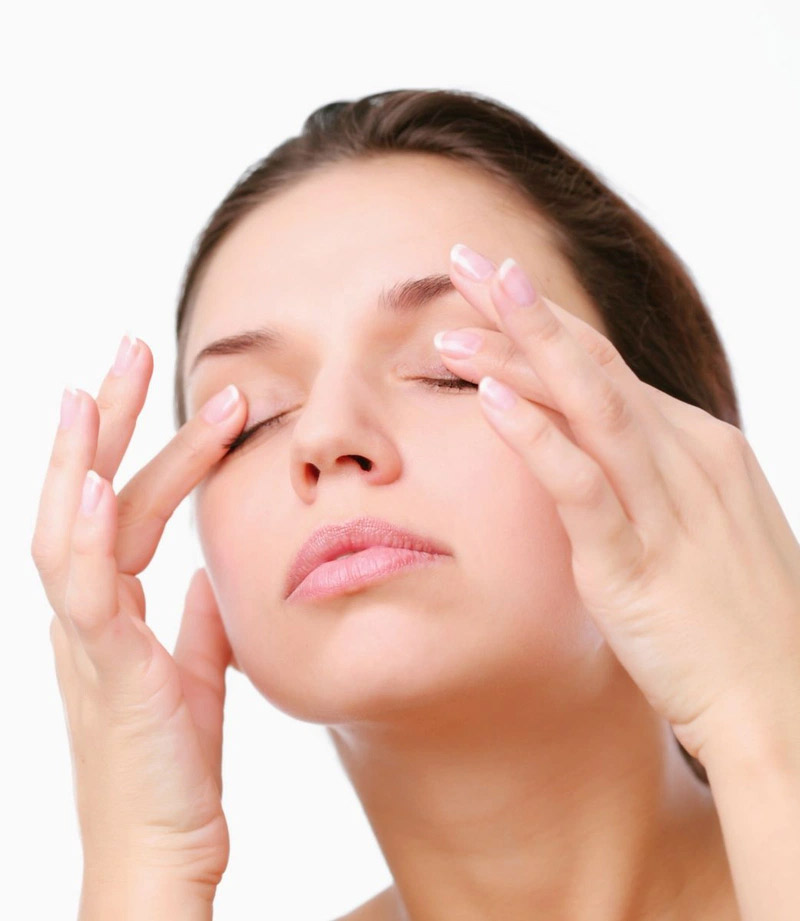 Hướng dẫn cách massage mặt tại nhà cho mắt