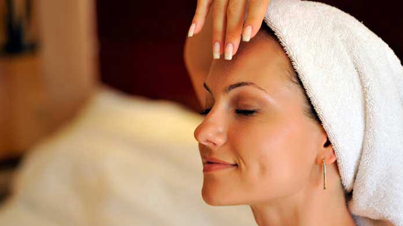 Cách hướng dẫn massage mặt cho vùng trán