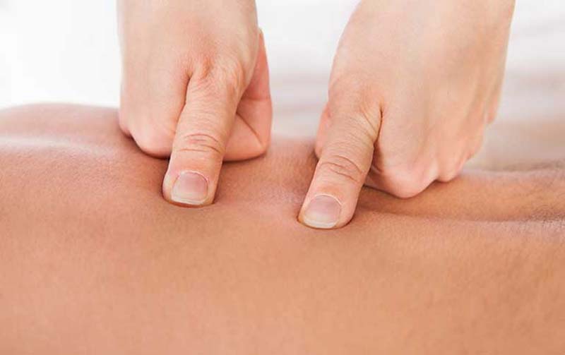 Bấm huyệt Can Du tại nhà với các thao tác đơn giản