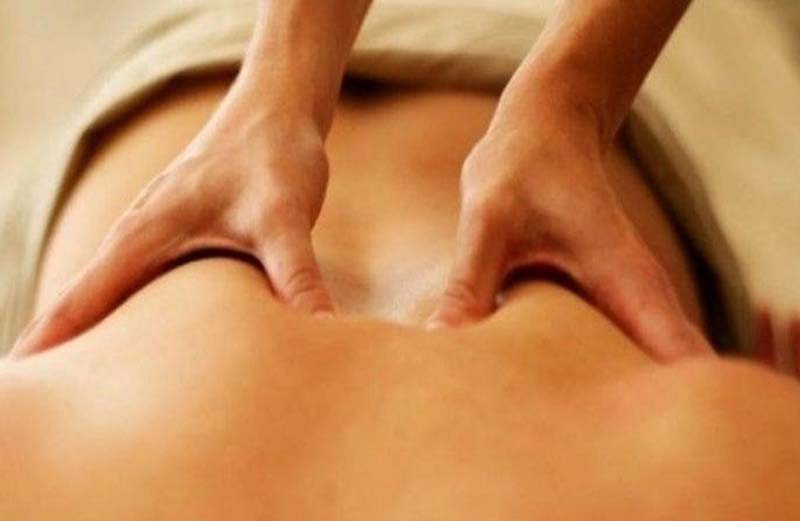 Bấm huyệt Yêu Nhãn giúp giảm nhanh cơn đau vùng thắt lưng