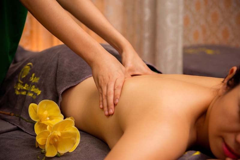 Massage, bấm huyệt để hỗ trợ giảm cơn đau khi căng cứng cơ