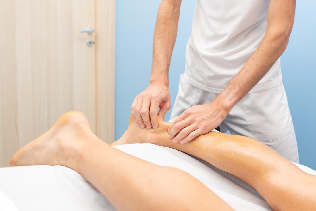 Cách massage chân cho người già
