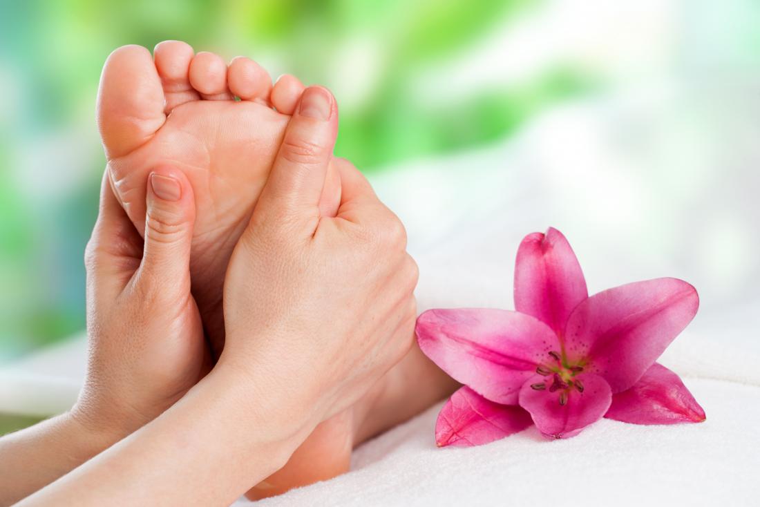 Cách massage chân cho người già