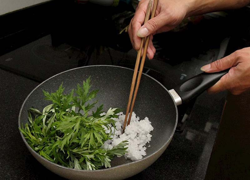 Trong ngải cứu chứa tinh dầu giúp kháng viêm, giảm đau thư giãn cơ cổ vai gáy