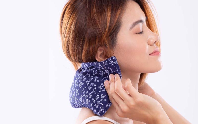 Chườm nóng gạo lứt hoặc muối rang giúp làm ấm vai gáy