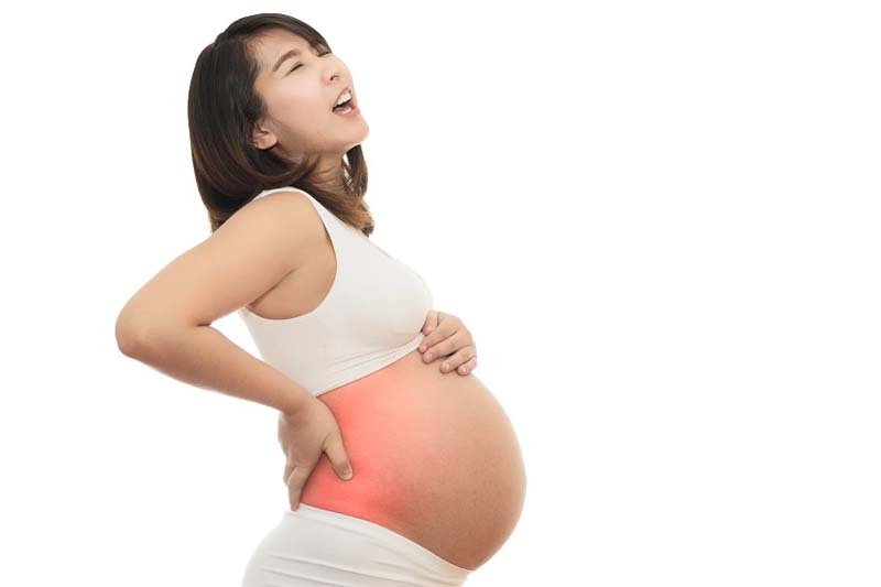 Hormone thay đổi khiến mẹ bầu bị đau lưng khi mang thai 3 tháng giữa