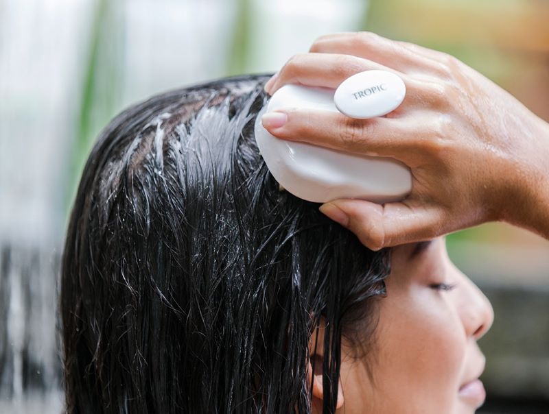 cách massage đầu bằng lược khi gội