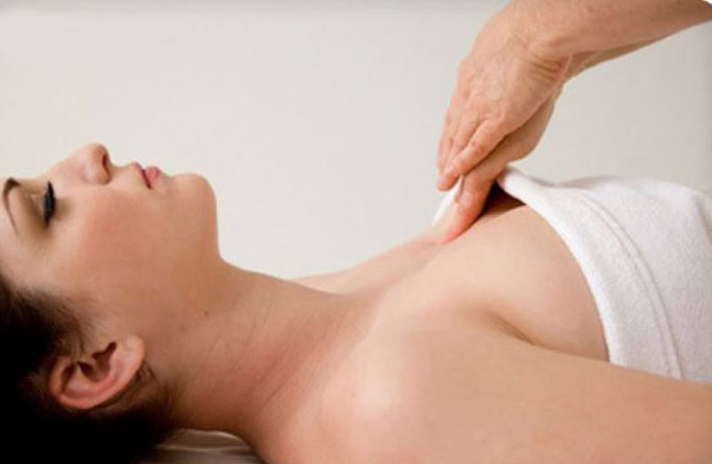 Bấm huyệt Trung Đình giúp giảm đau ngực nhanh chóng