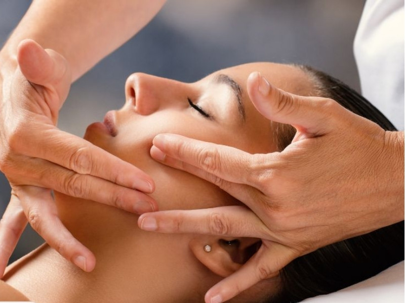 Xoay tròn làm mờ rãnh cười