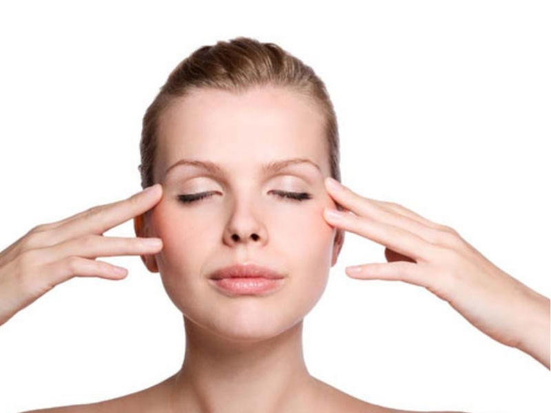 Dùng tay đẩy cơ mặt về hai bên tai