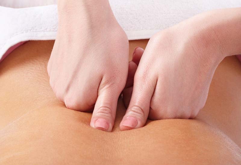 Bấm huyệt Vị Du tại nhà với các thao tác đơn giản