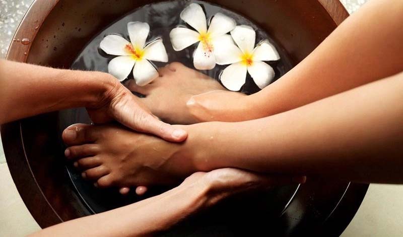 Ngâm chân với nước ấm để thư giãn, giảm đau huyệt Dũng Tuyền