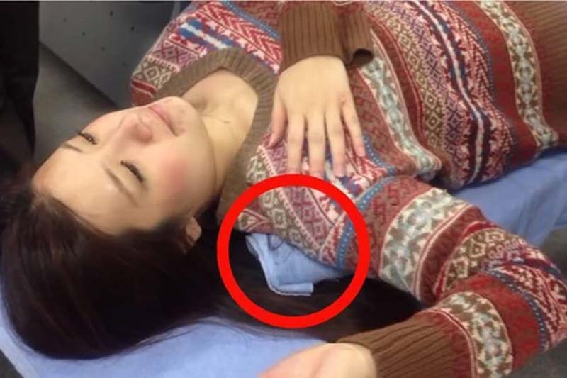 Tư thế đặt khăn dưới bả vai