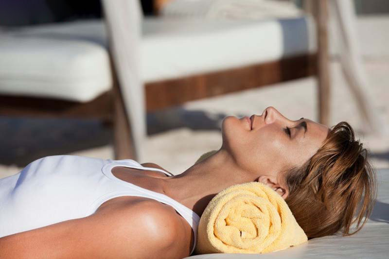 Đặt khăn dưới vùng cổ gáy