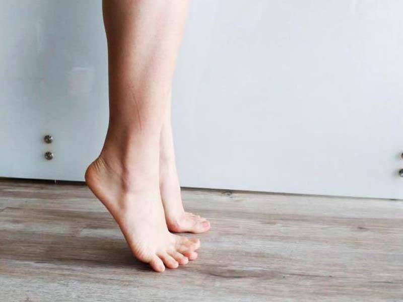 Tư thế nhón gót chân, dồn trọng tâm lên mũi bàn chân và cảm nhận