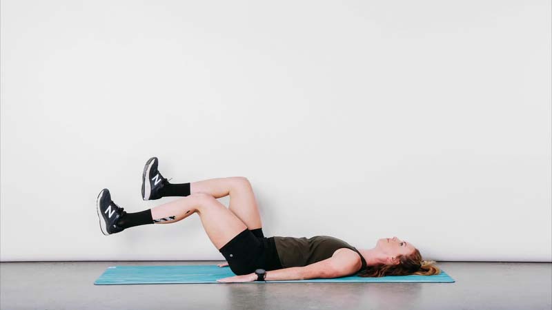 Tư thế đạp xe trên không giúp kích thích toàn bộ cơ chân, bơm máu hiệu quả