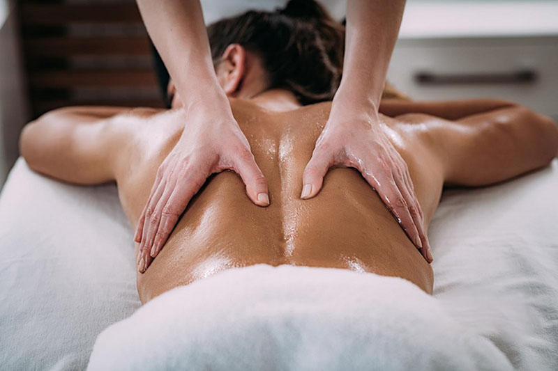 Massage Thụy Điển giúp giảm căng thẳng, mệt mỏi