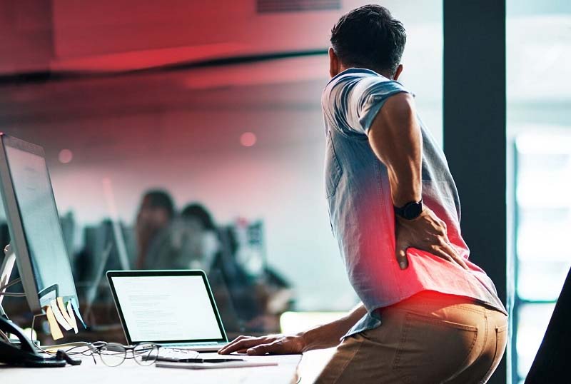 Đau ngang thắt lưng với những cơn đau âm ỉ, kèm theo cảm giác nặng nề, khó chịu