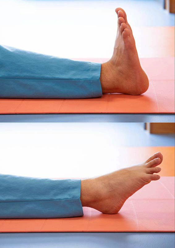 Gập và uốn cong bàn chân từ 15-20 lần mỗi ngày