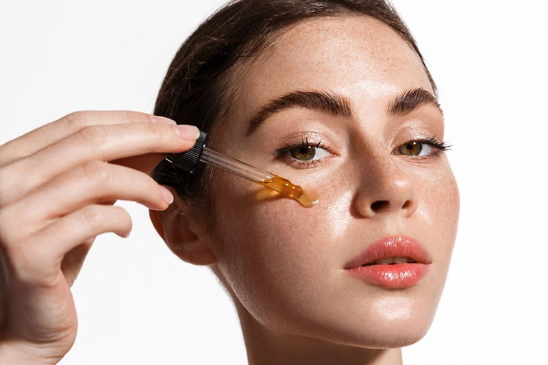 Bôi tinh dầu lên mắt và massage nhẹ nhàng