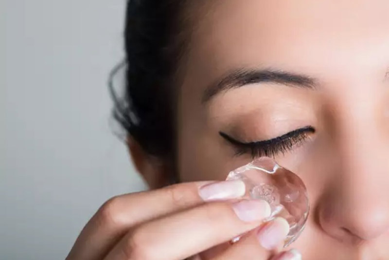 Cách massage giảm quầng thâm mắt với đá lạnh