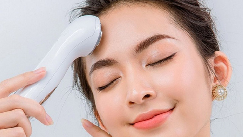 Cách sử dụng máy massage mặt ion đúng giúp dưỡng chất thẩm thấu tốt hơn