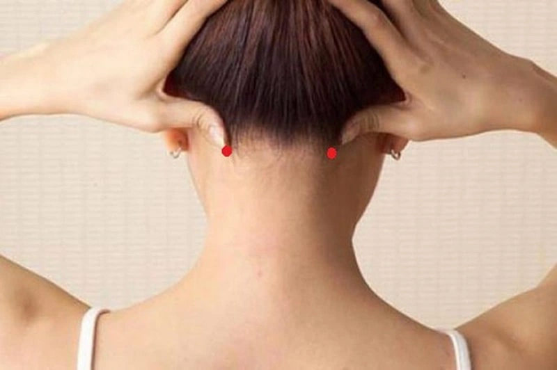 Bấm huyệt đau vai gáy Phong Trì