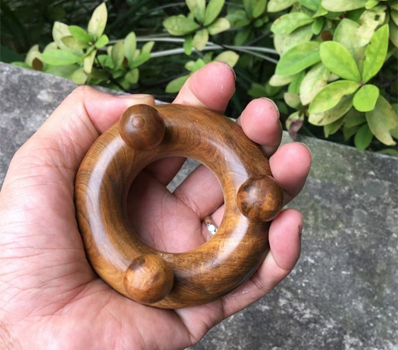 Dụng cụ bấm huyệt 3 bi làm từ gỗ bách xanh