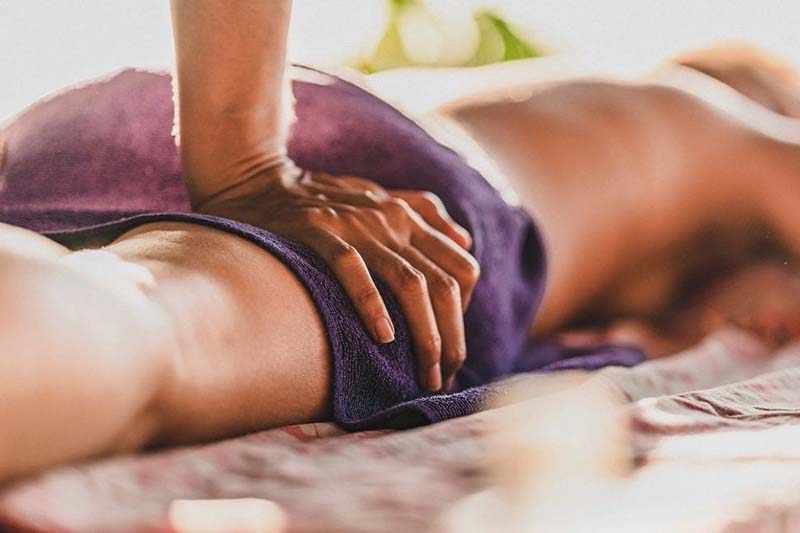 Bấm huyệt Yêu Du với các thao tác đơn giản