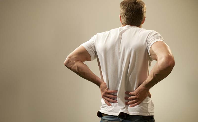 Giảm đau thắt lưng bằng cách bấm huyệt Dương Quan