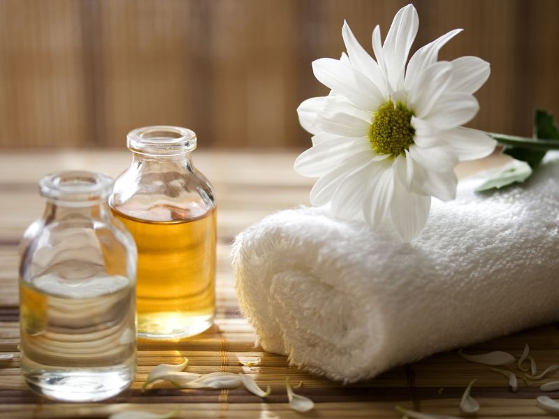 Chuẩn bị dầu dừa, khẳn mềm và không gian yên tĩnh, thoải mái