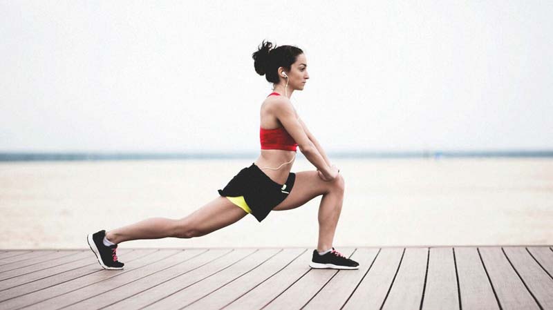 Kéo giãn cơ chân để tăng cường linh hoạt