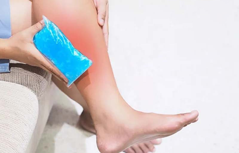 Chườm đá bắp chân để giảm sưng đau