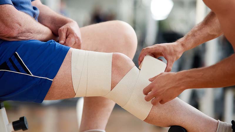 Quấn băng bắp chân để hạn chế tích tụ dịch trong mô cơ